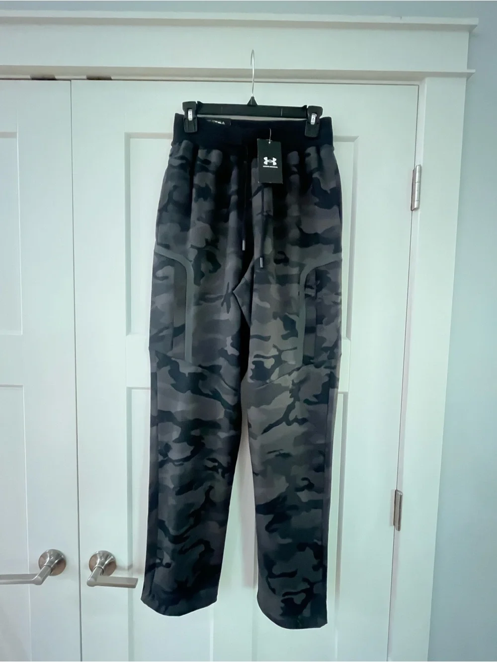 Under Armour Men’s Black and Gray Camo Straight Pants Small NWT